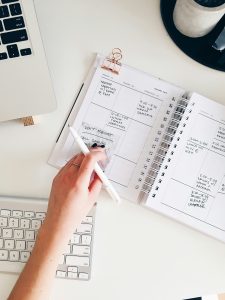 Femme qui vit un conflit travail-famille