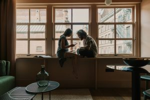 Couple qui partage la charge mentale pour réduire le conflit travail-famille